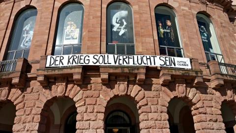 Aktuelles Transparent über dem Haupteingang des Staatstheaters Mainz